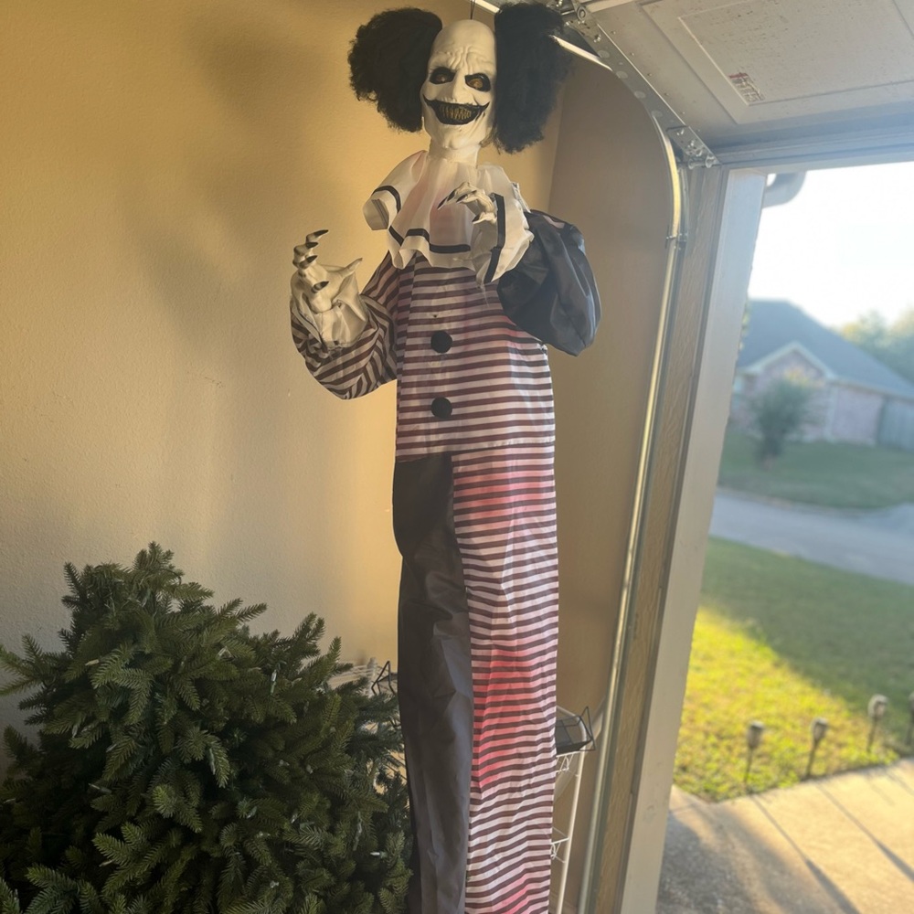 Spooky Striped Clown Halloween - Picture 2 of 4